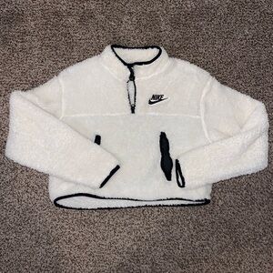 NIKE cropped fluffy sweatshirt